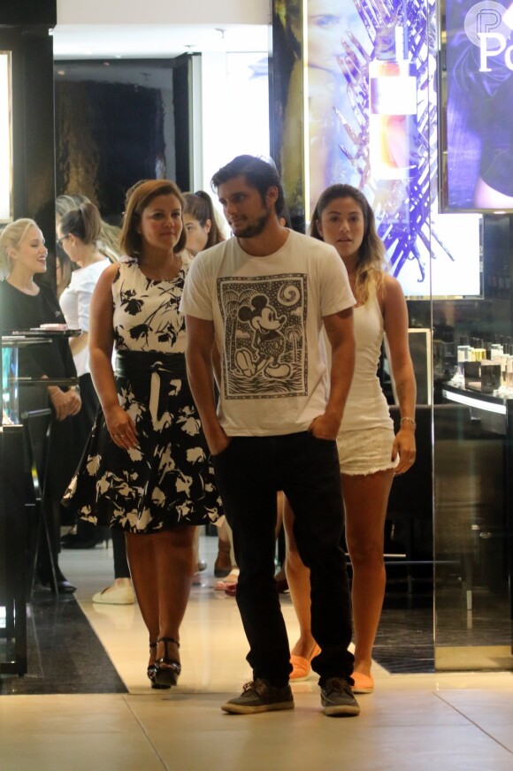 Bruno Gissoni passeia acompanhado de novo affair em shopping na Barra da Tijuca