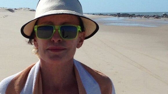 Ana Maria Braga curte férias na praia após temporada nos EUA com o namorado