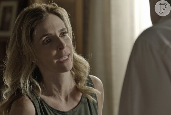 Kiki (Deborah Evelyn) tem crise de choro ao ser acusada por Dante (Marco Pigossi) de tê-lo abandonado, na novela 'A Regra do Jogo': 'Não deixaram eu ser sua mãe'