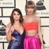 Na imagem original, Selena Gomez e Taylor Swift posam juntas no tapete vermelho do Grammy 2016