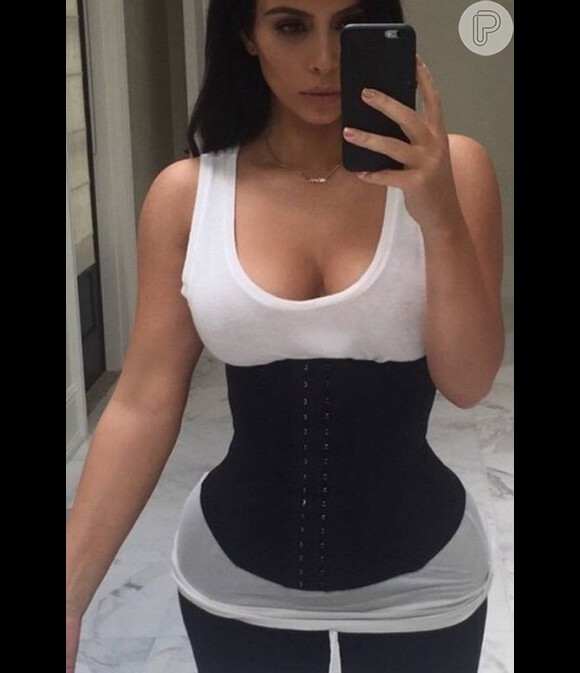Kim Kardashian foi uma das primeiras percursoras a usar a cinta modeladora fora da academia
