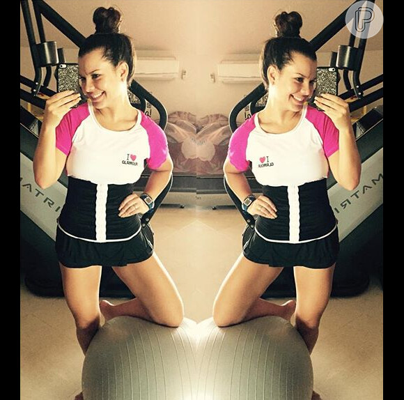 Fernanda Souza mostrou uma foto usando o mesmo modelo de cinta durante um treino