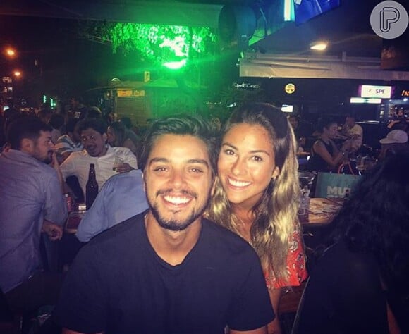 No início de janeiro, a modelo parabenizou o cunhado Rodrigo Simas pelo aniversário com uma foto no Instagram: 'Parabéns pelo seu dia, pelo tamanho do seu coração e do seu sorriso, Meu bem! eu Gosto de você, de verdade e muito, você sabe disso faz tempo!'