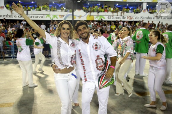 Deborah Secco e Hugo Moura desfilaram na diretoria da Grande Rio, no Carnaval 2016