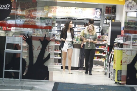Anitta faz umas comprinhas na loja de conveniência