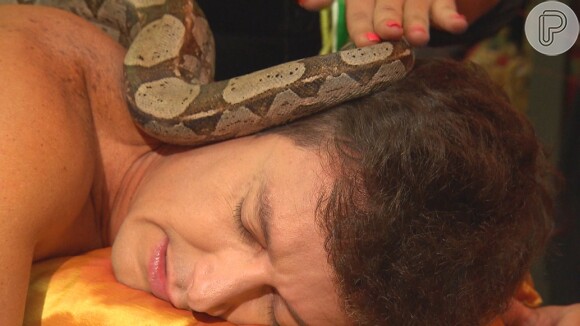 Rodrigo Faro superou o medo e recebeu massagem com cobras