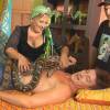Rodrigo Faro faz massagem relaxante de uma forma inusitada: com cobras pelo corpo