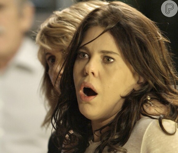 Nelita (Bárbara Paz) se lembra de ter visto Gibson (José de Abreu) sequestrar Kiki (Deborah Evelyn) e entra em surto, na novela 'A Regra do Jogo'
