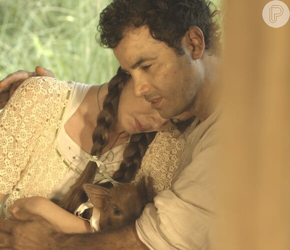 Zé dos Porcos (Anderson di Rizzi) salva Mafalda (Camila Queiroz) de morrer afogada, na novela 'Êta Mundo Bom!'