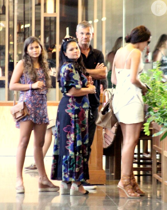 Bruna Marquezine foi fotografada deixando um restaurante com a família