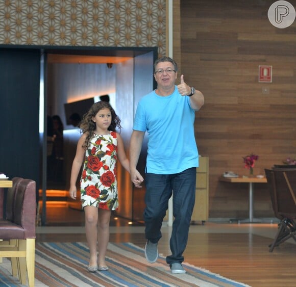 Boninho aparece mais magro em passeio com a filha após se submeter a uma cirurgia de redução do estômago