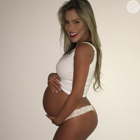 'Neném Rodrigo arrotado, já tirou nove quilos da mamãe em sete dias', contou Adriana em seu Instagram