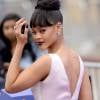 Sempre clicada em looks milionários, Rihanna mostrou o corpão em vestido de cetim prateado, na noite de sábado, 20 de fevereiro de 2016
