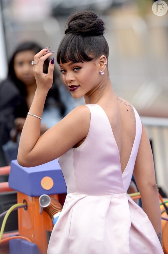 Sempre clicada em looks milionários, Rihanna mostrou o corpão em vestido de cetim prateado, na noite de sábado, 20 de fevereiro de 2016
