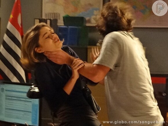 Furioso, Fabinho (Humberto Carrão) esgana Amora (Sophie Charlotte), em cena de 'Sangue Bom'