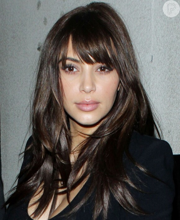 Kim Kardashian volta a Los Angeles exibindo novo corte de cabelo: pontas repicadas e franja, em 18 de dezembro de 2012