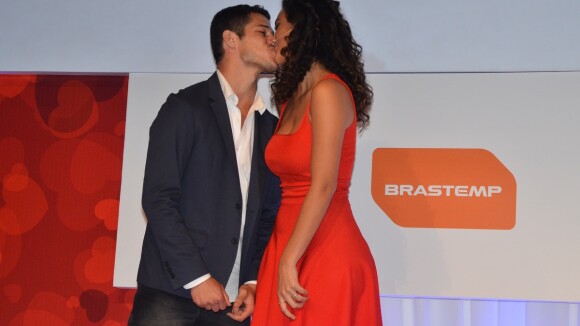 Débora Nascimento e José Loreto lavam roupa suja e depois trocam beijos