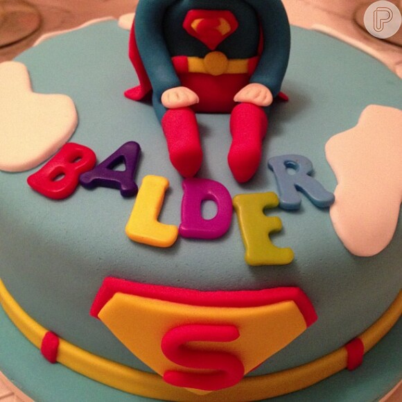Flávia Sampaio comemorou a niversário de 2 meses de Balder com uma festina com o tema do Super-Homem