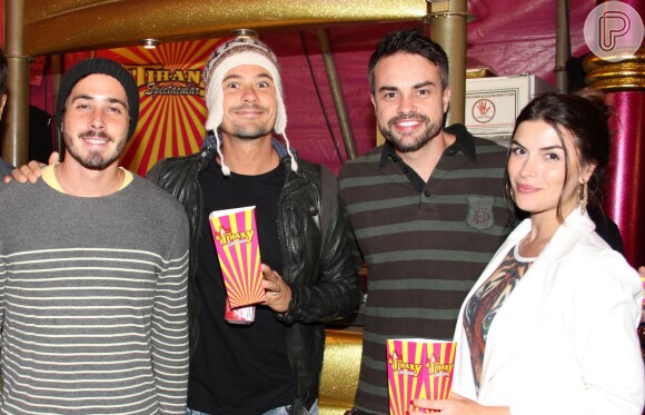 Paulinho foi ao circo acompanhado dos atores Marcio Kieling e da esposa, Jacqueline Fernandez e Celso Bernini