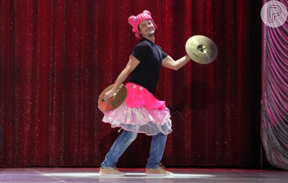 Paulinho Vilhena sobe ao palco do circo Tihany Spectacular com saia e peruca rosas, nesta quinta-feira, 19 de setembro de 2013