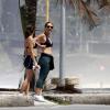 Adriana Esteves coloca roupa de ginástica e exibe boa forma no Rio
