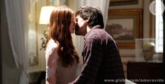 Em 'Amor à Vida', Thales tenta beijar Nicole. A cena vai ao ar a partir de 20 de setembro de 2013