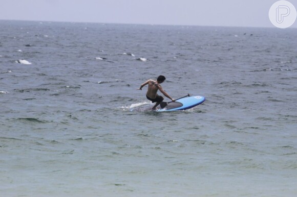 Di Ferrero levou um tombo ao praticar stand up paddle na praia da Barra da Tijuca, no Rio, nesta quarta-feira, 19 de dezembro de 2012