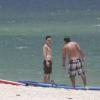 Di Ferrero estava com um amigo praticando stand up paddle na praia da Barra da Tijuca