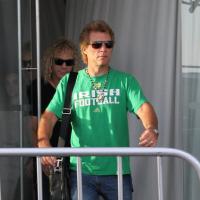Fã tenta agarrar Jon Bon Jovi na porta do hotel e é detida por seguranças