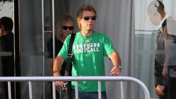 Fã tenta agarrar Jon Bon Jovi na porta do hotel e é detida por seguranças