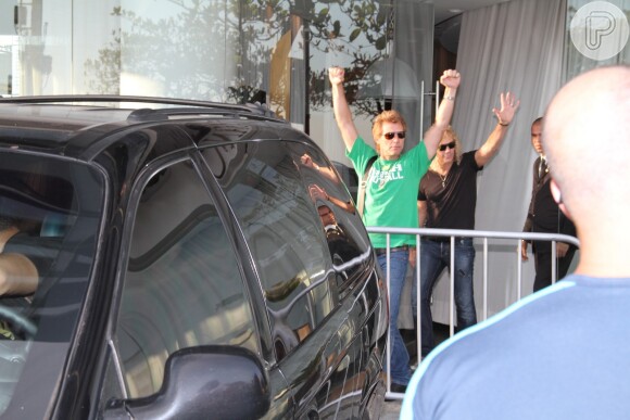 Jon Bon Jovi acenou para os fãs a caminho do carro