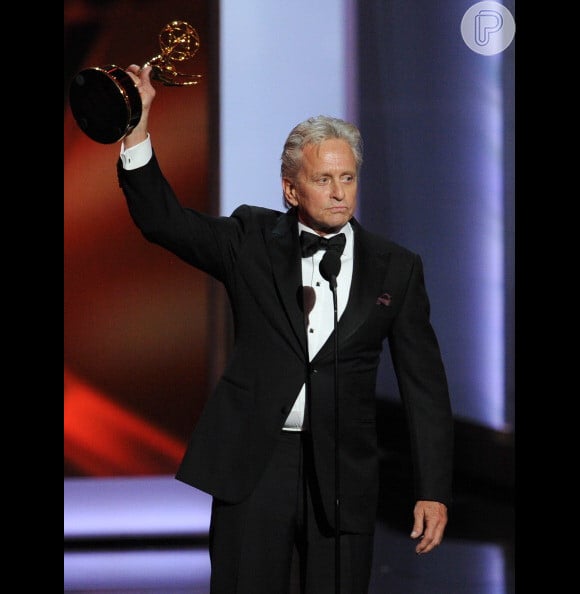 Michael Douglas ganhou o prêmio de Melhor Ator de Minissérie ou Telefilme por sua atuação em 'Behind The Candelabra', no Emmy Awards 2013