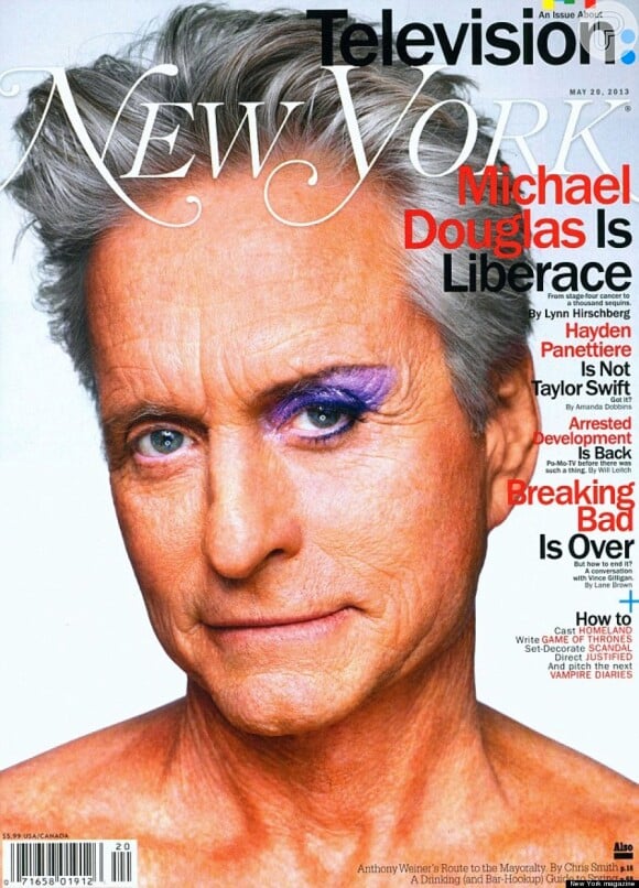 Michael Douglas posou para a capa da revista 'New York' usando sombra roxa e rímel nos olhos, e falou na entrevista sobre o beijo gay que dá no ator Matt Damon, que interpreta o homem com quem Liberace se relaciona