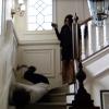 Brenda (Leticia Isnard) tenta empurrar Rosemere (Malu Mader) da escada, mas o tiro sai pela culatra e ela é quem acaba rolando escadaria abaixo, em 'Sangue Bom'
