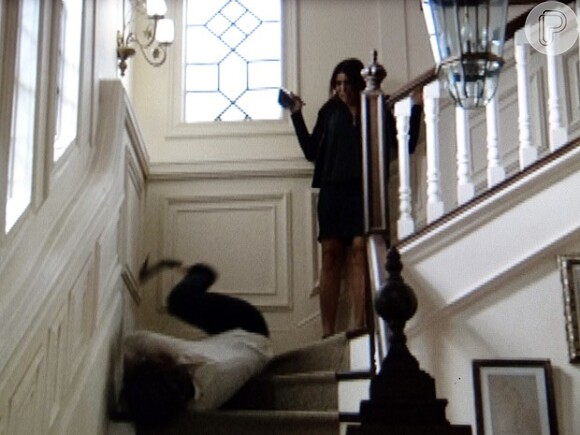 Brenda (Leticia Isnard) tenta empurrar Rosemere (Malu Mader) da escada, mas o tiro sai pela culatra e ela é quem acaba rolando escadaria abaixo, em 'Sangue Bom'
