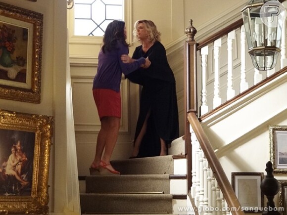 Brenda (Leticia Isnard) revive momento de Nazareth Tedesco (Renata Sorrah) de 'Senhora do Destino' em 'Sangue Bom' e joga Rosemere (Malu Mader) da escada em um delírio, em 25 de setembro de 2013