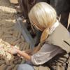 Christina Aguilera descaroçou milho com moradores de Ruanda. Este é uma das bases alimentares deles