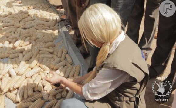 Christina Aguilera descaroçou milho com moradores de Ruanda. Este é uma das bases alimentares deles