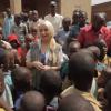 Christina Aguilera visitou um campo de refugiados de guerra em Ruanda, na África, e sensibilizou com o que viu