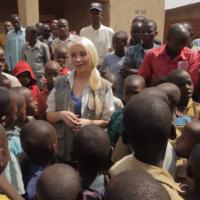 Christina Aguilera visita refugiados de Ruanda: 'Precisam da nossa ajuda'