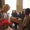 Christina Aguilera serviu uma vitamina para crianças de uma escola de Ruanda. Para a grande maioria dos alunos, esta é a única refeição do dia