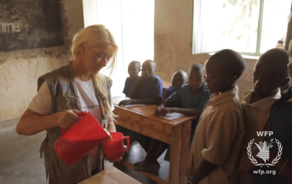 Christina Aguilera serviu uma vitamina para crianças de uma escola de Ruanda. Para a grande maioria dos alunos, esta é a única refeição do dia