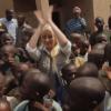 Christina Aguilera cantou e se divertiu com as crianças de Ruanda