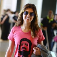 Fernanda Paes Leme é vista com camisa do 'Porta dos Fundos' em aeroporto do RJ