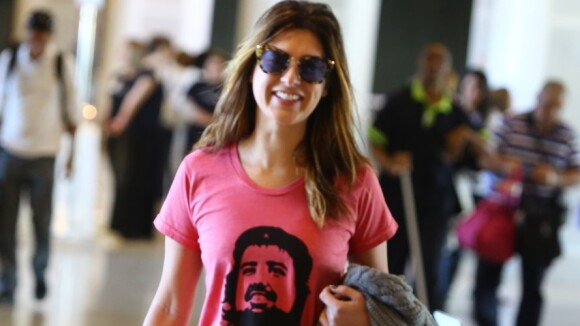 Fernanda Paes Leme é vista com camisa do 'Porta dos Fundos' em aeroporto do RJ