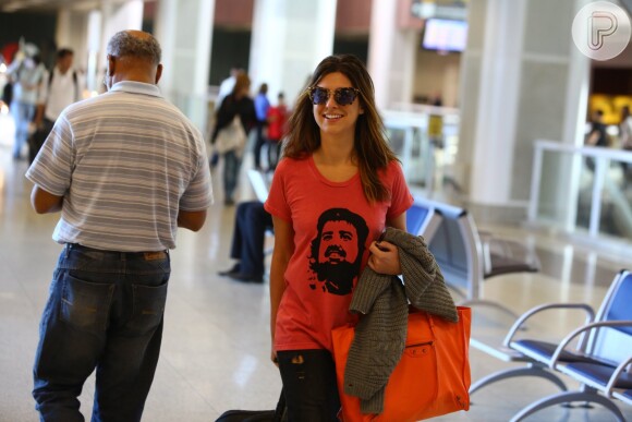 A atriz Fernanda Paes Leme investiu em look estiloso para viajar, nesta quinta-feira (26)