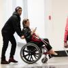 Logo após a cirurgia, Luana Piovani foi flagrada de cadeira de rodas no aeroporto, sendo empurrada pelo marido, Pedro Scooby