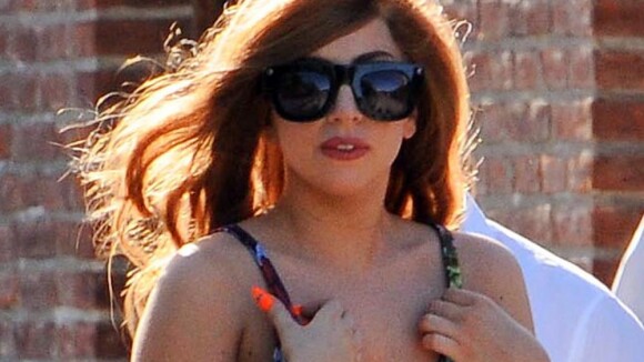 Lady Gaga dá presentes para fã baleado na tragédia da escola de Newtown, nos EUA