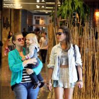 Grávida, Carolinie Figueiredo passeia com a família em shopping no RJ