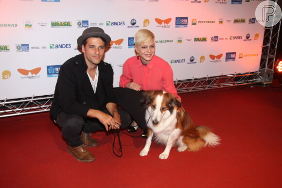 Bruno Gagliasso e Leandra Leal posam com o cahorro que é a estrela do filme